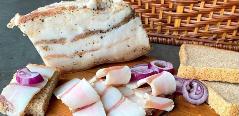 Ochladilo se, nastal čas solit slaninu na zimu.