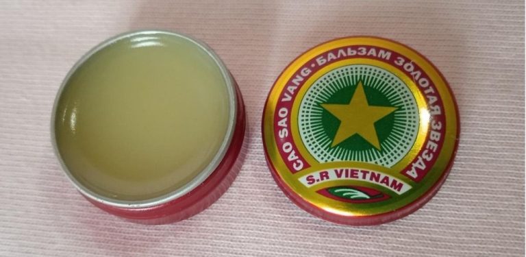 Vietnamská mast. Lék v červené krabičce, který naši prarodiče používali na všechno a který stále překvapivě dobře funguje.
