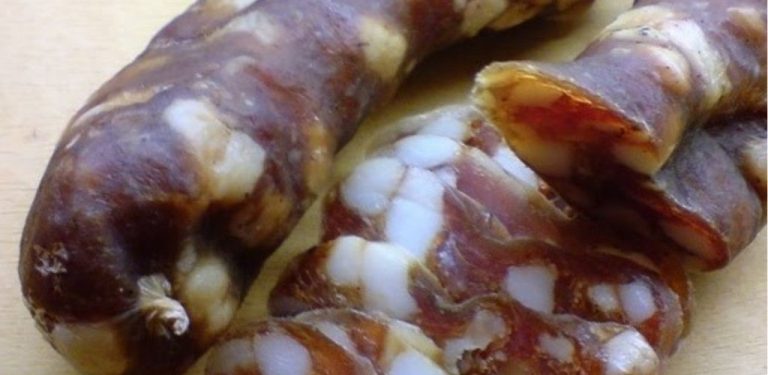 Domácí sušené klobásy. Kompletní recept na nejkvalitnější masný výrobek, který konkuruje prémiovým uzeninám.