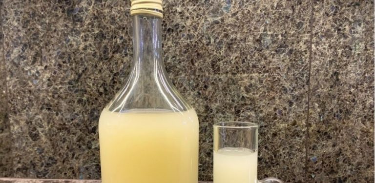 Křenový sirup je užitečný při mnoha onemocněních: při hypertenzi, kašli, astmatu, virových infekcích, bakteriálních infekcích, bolestech hlavy, revmatických bolestech, depresi a asténii. Způsob přípravy a přínosy.