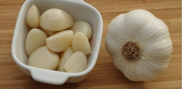 Ukázalo se, že jsem česnek celé roky skladoval úplně špatně: Soused mě naučil metodu, díky které vydrží až 2 ROKY!