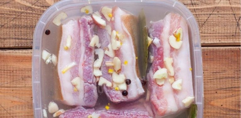Domácí slaninový „bacon“ v salamurě: jednoduchá metoda, která promění obyčejný vepřový bok v delikatesu