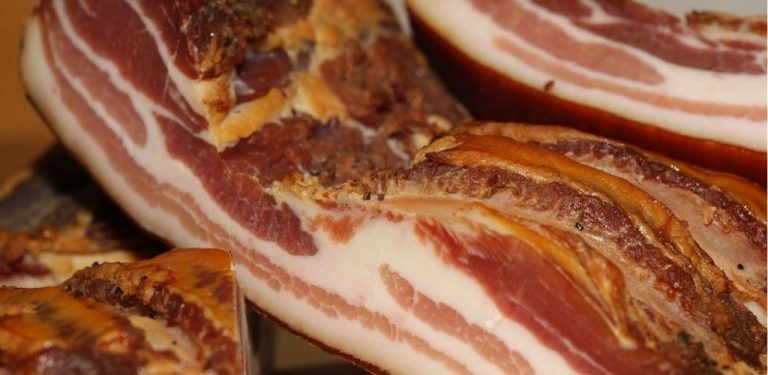 Uzení slaniny je jednou z nejstarších tradic konzervace masa. Zde vám ukážu, jak snadno to můžete zkusit doma.