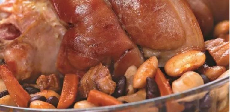 Tajemství perfektního vepřového kolena s fazolemi. Dva recepty, které si musíte uložit