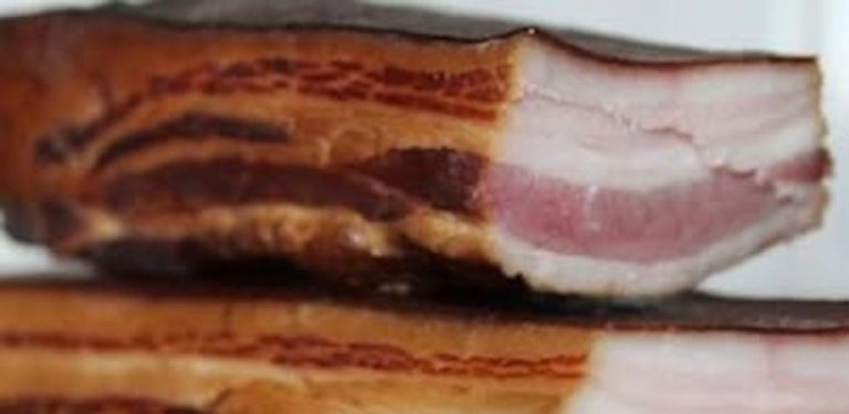 Nakládaný slanina je podobná uzené slanině.