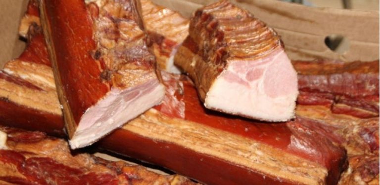 Jak rozlišit přirozeně uzené maso od masa injekčně obohaceného škodlivými látkami!