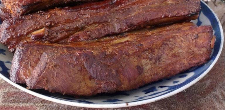 Domácí uzené vepřové žebírka. Recept, který spojí celou rodinu u stolu