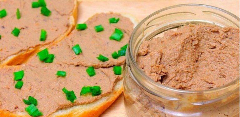 Domácí kuřecí játrová paštika. Je tak dobrá, že vás všichni budou žádat o recept!