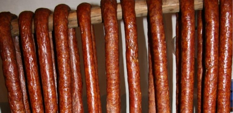Domácí klobásy z vepřového a hovězího masa. Klasický recept, chutný a lépe stravitelný.