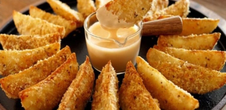 Perfektně křupavé česnekovo-sýrové brambory z trouby