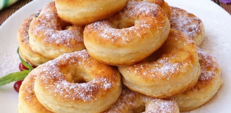 Koblihy z kefíru za 5 minut! Rychlá příprava, uvnitř jsou měkké a mají lákavou zlatavou kůrku.
