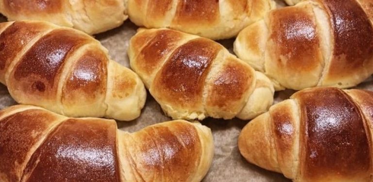Tajemství cukrářů: Jak připravit nadýchané rohlíčky plněné čokoládou – perfektní recept…