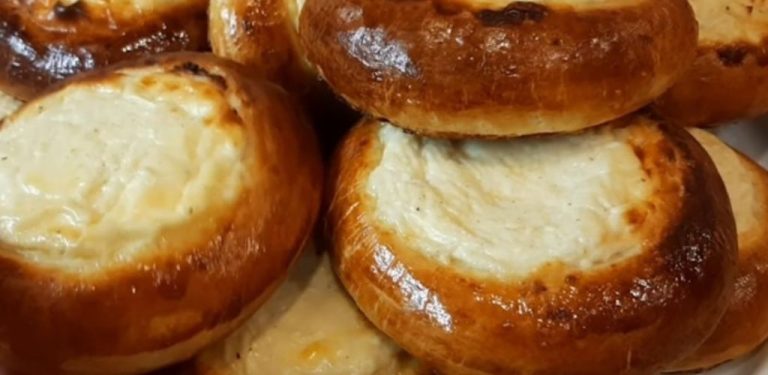 Aromatické tvarohové koláčky z kynutého těsta