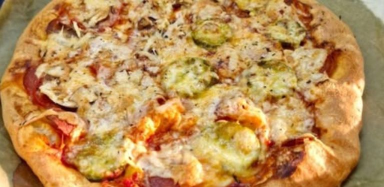 Rychlá pizza z litého těsta v troubě – jednoduchý recept, který zvládne každý