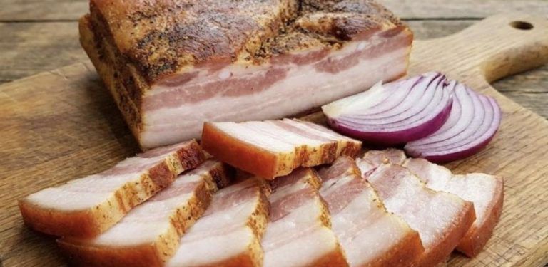 Slanina konzervovaná v nálevu. Ideální svačina pro každou příležitost! Tak dobrá, že si budete olizovat prsty.