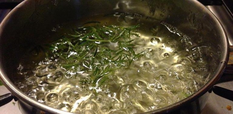 Voda s rozmarýnem – starodávný rituál, který zahání únavu, bolesti kloubů a zlepšuje paměť (recept a konzumace)….