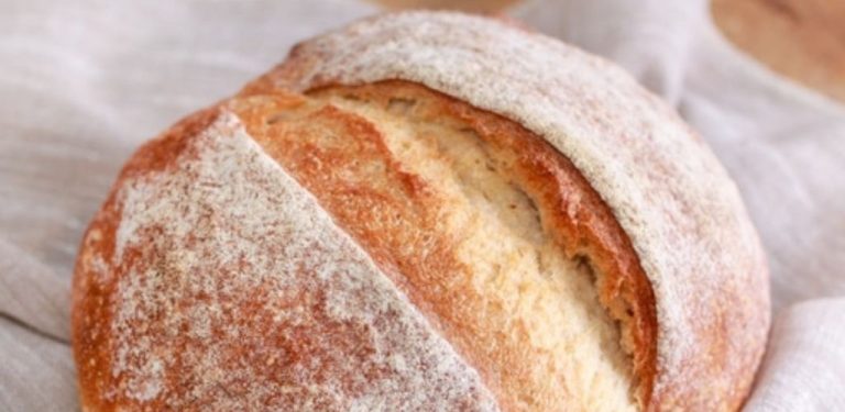 Jednoduchý recept na domácí chléb, pouze ze čtyř ingrediencí. Co musíte vědět, aby se vám povedl na jedničku