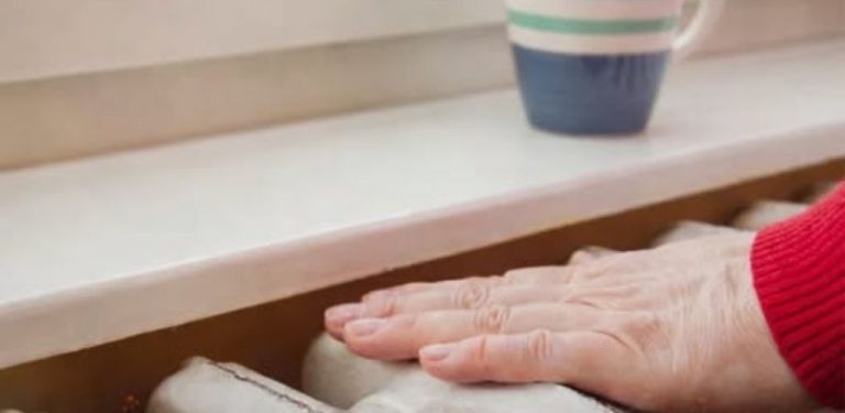 Jednoduchý krok může mít významné účinky. Tip pro byt v zimě. Proč by na radiátoru neměla chybět sklenice s vodou