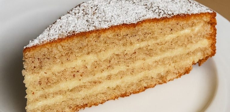 Ořechovo-vanilkový dort, který chutná jako z cukrárny