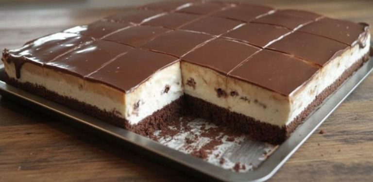 Čokoládový dort na plechu – nadýchané těsto, jemná krémová náplň a bohatá čokoládová poleva. Recept krok za krokem…