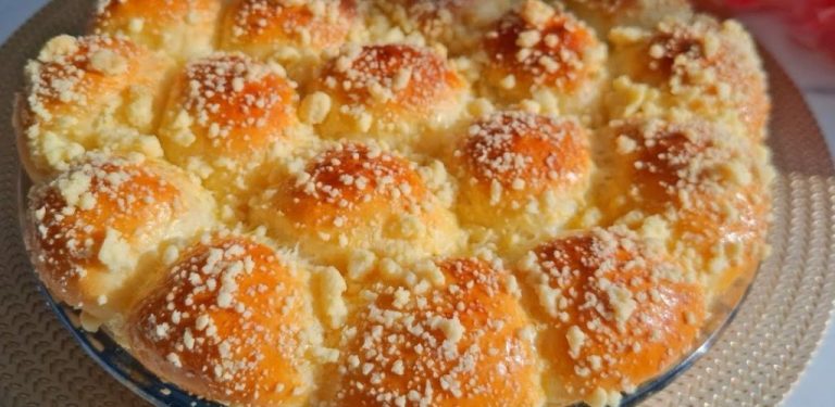 Představte si, jak se zakousnete do měkkého kynutého koláče se sladkou náplní a drobenkou – jeho nadýchaná struktura a lahodná vůně naplní vaši kuchyni teplem a pohodou. Tento jednoduchý recept se připravuje rychle, takže je ideální volbou pro zaneprázdněné pekaře, kteří touží po něčem domácím. Určitě si ho uložte!