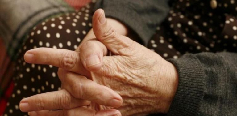 Studie ukazuje, že lidé, kteří konzumují maso, mají větší šanci dožít se 100 let. Existuje však jedna podmínka.