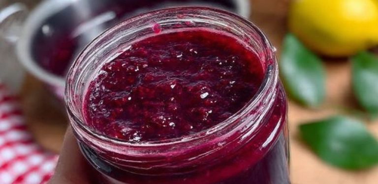 Rychlá a snadná lesní bobulová marmeláda: 0 % CUKRU Perfektní recept na snídani! S pouhými několika jednoduchými ingrediencemi a bez nutnosti speciálního vybavení můžete během chvilky připravit lahodnou dávku. U nás doma nikdy dlouho nevydrží!