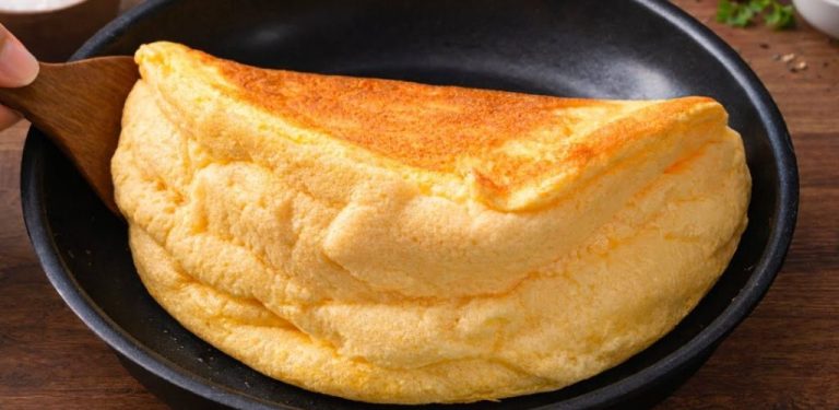 Zlatavá a nadýchaná, tato pět hvězdičková smažená vejce pozvednou vaši snídani na vyšší úroveň! Připravíte je snadno během několika minut a jsou skvělým způsobem, jak správně začít den. Recept, který se hodí mít po ruce, zejména v rušných ránech!