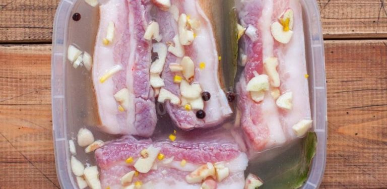 Domácí slanina v nálevu. Proměňte tu nejobyčejnější vepřovou kýtu v domácí slaninu, která vám zničí dietu.