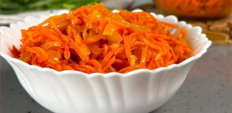 Svěží a křupavý korejský mrkvový salát s česnekem a kořením je exploze chutí, která probudí vaše chuťové buňky! Tento jednoduchý recept se připravuje během chvilky, takže je ideální jako příloha k večeři během rušného pracovního týdne. Určitě si ho zapamatujte.
