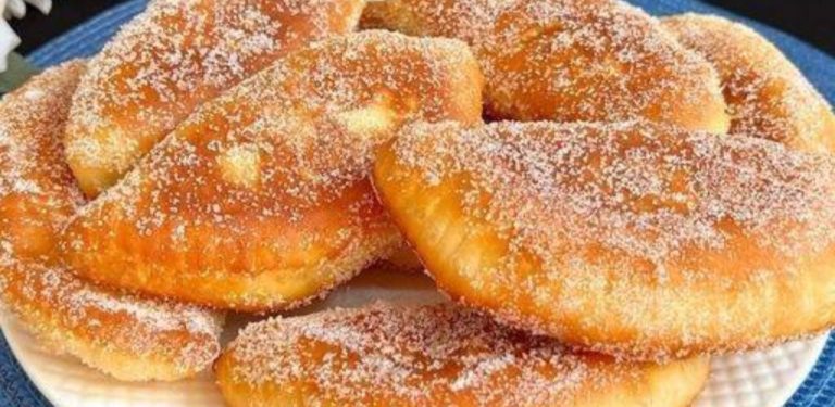 Jednoduchý jablečný koláč posypaný skořicovým cukrem je ten pravý