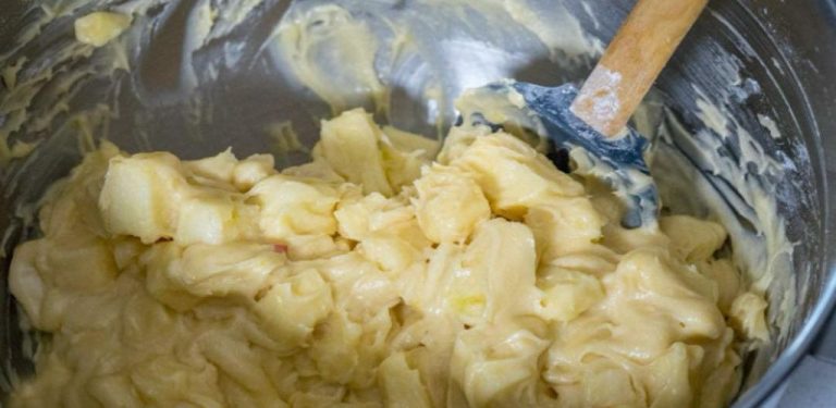 Nejlepší jablečný koláč – nadýchaný a krémový, se dvěma různými vrstvami. Hodí se pro každé roční období.