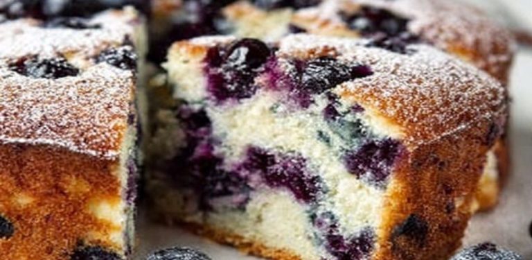 Připravte si tento lahodný borůvkový jogurtový dort během chvilky – bez mixéru! Jedná se o jednoduchý, příjemný recept, který z čerstvých surovin vytvoří něco opravdu výjimečného. U nás doma nikdy dlouho nevydrží.