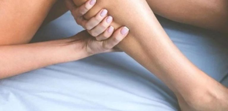 Rozlučte se s křečemi v lýtkách: 8 nejdůležitějších vitamínů pro silné nohy ve stáří