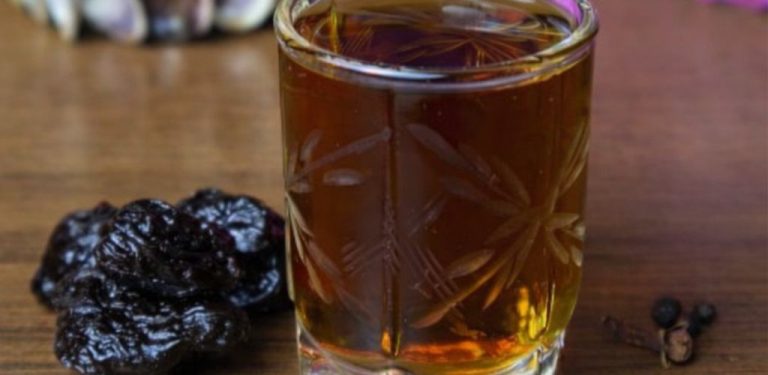 Kúra s vodou ze sušených švestek: proč ji pili naši prarodiče a jak podporuje trávení i játra