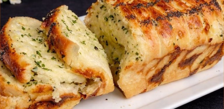 Vůně česnekového sýrového chleba, která se line vaší kuchyní, je čistá blaženost! Tento recept je velmi snadný na přípravu – nepotřebujete droždí, takže si můžete tuto sýrovou dobrotu dopřát kdykoli. U nás doma nikdy dlouho nevydrží!