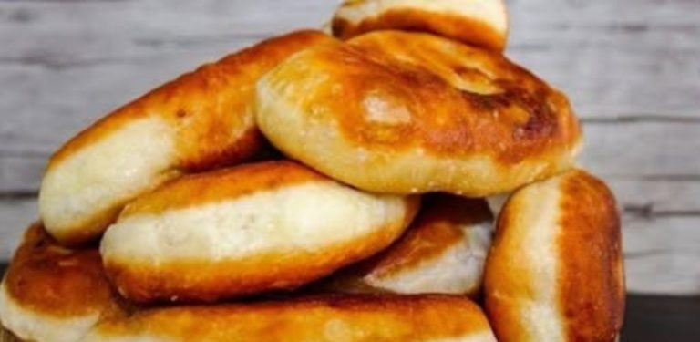Domácí koláčky na kefíru s bramborami. Příprava je snadnější než snadná.