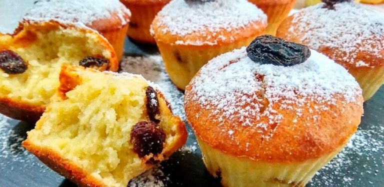Balíček tvarohu, sklenice mouky, 2 vejce, 2 lžíce smetany na nejchutnější muffiny s rozinkami.