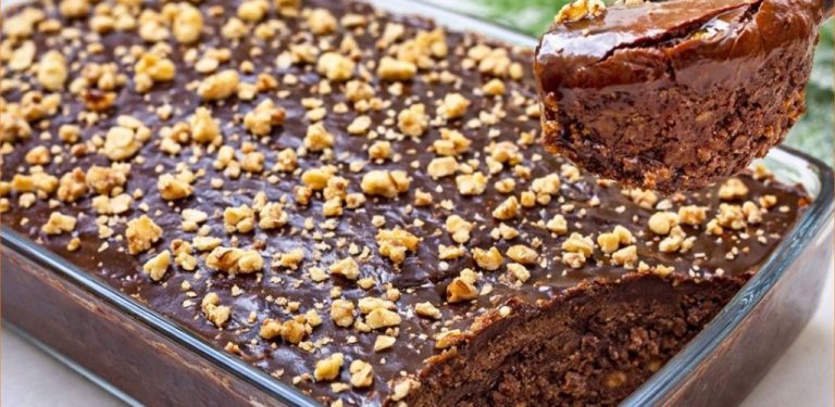 Tyto zdravé nepečené ovesné banánové čokoládové brownies jsou bohaté, čokoládové a naprosto lahodné. Jsou pochoutkou, kterou si můžete vychutnat bez výčitek. Připravíte je během chvilky, takže jsou ideální svačinkou pro rušné dny. Určitě si je uložte do zásoby!