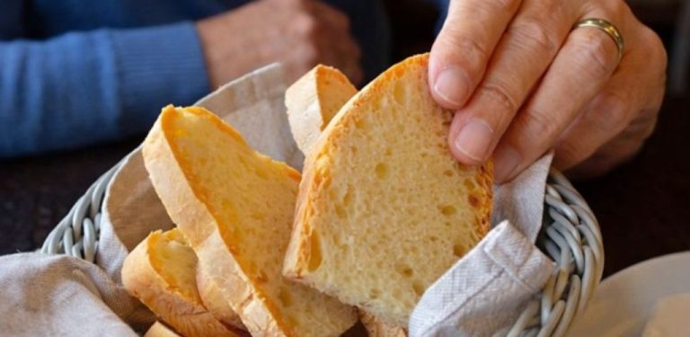 Tady je důvod, proč vám přinesou chléb, jakmile se posadíte v restauraci. Skutečný důvod není ten, který si představujete. Příště, až půjdete na jídlo, dávejte pozor.