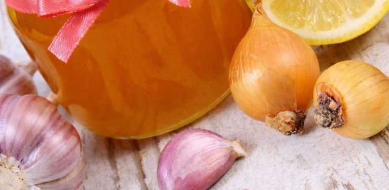 Zapomenutý macerát z babiččiny spíže: směs cibule a česneku, která porazí jakékoli antibiotikum…