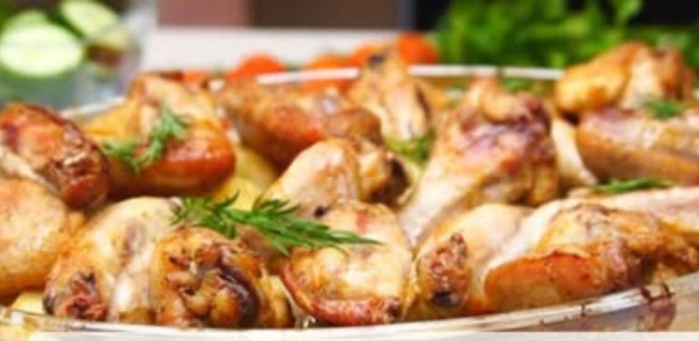 Oběd nebo večeře v troubě. Brambory s kuřecími křidélky