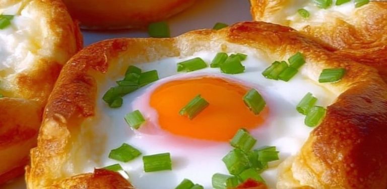 Naše bramborová a vaječná hnízda bez mouky, která se skrývají v každém soustu, vnesou na váš stůl příjemnou atmosféru! 🥔🥚 Tato malá hnízda, která se skvěle hodí k brunchu nebo k lehké večeři, jsou plná chuti a zdravých živin. Kdo se do nich pustí?
