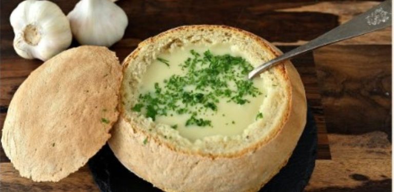 Máte dost dlouhých seznamů ingrediencí a složitých postupů? Tato stará česneková polévka v chlebu je naprosto jednoduchá – nepotřebujete ani droždí! Teplé objetí v misce, které připravíte během chvilky.