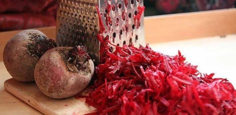 Všichni pacienti s onemocněním dýchacích cest a plic by měli pravidelně pít řepnou šťávu, kterou si lze snadno připravit doma.