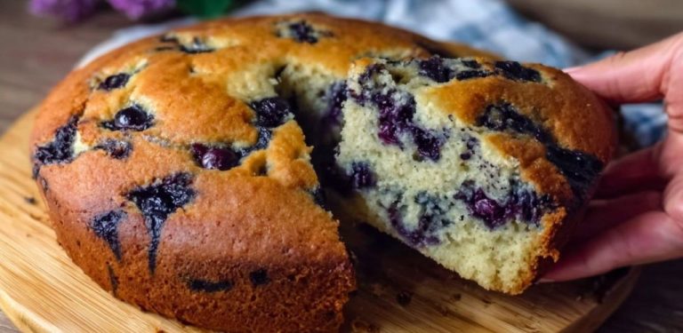 Máte chuť na něco sladkého, ale nemáte moc času? 🍰✨ Tento měkký a nadýchaný dortík můžete mít hotový za pouhé 2 minuty! Ideální pro ty útulné chvilky, kdy potřebujete trochu povzbudit.
