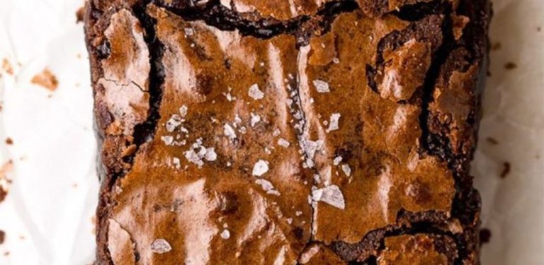Čokoládový dort „Brownie“ bude na stole za 20 minut. Rychlý recept na pánvi bez hnětení těsta