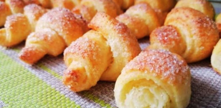 Rohálky na sádle – chuť, která vás vrátí do dětství! Tyto jemné, křehké rohlíčky se doslova rozplývají na jazyku. A hlavní tajemství – těsto na sádle, díky kterému jsou prostě nepřekonatelné!