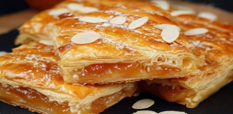 Lístkové těsto s máslovou chutí + sladkokyselá meruňková marmeláda… proč je této kombinaci vždy tak těžké odolat?