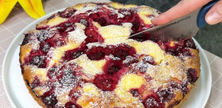 Nejlehčí dort na světě je lahodná pochoutka, která se rozplývá na jazyku. Tento vzdušný dort je ideální pro každou příležitost, ať už slavíte narozeniny nebo si jen užíváte klidné odpoledne doma. Díky své jemné struktuře a decentní sladkosti je neodolatelnou volbou pro všechny milovníky dortů.